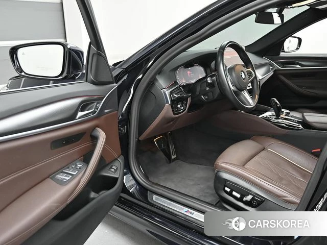 BMW 5 Series (G30) 2023 Черный из Кореи, фото 2