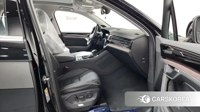 Volkswagen Touareg 3rd generation 2025 Черный из Кореи, фото 2