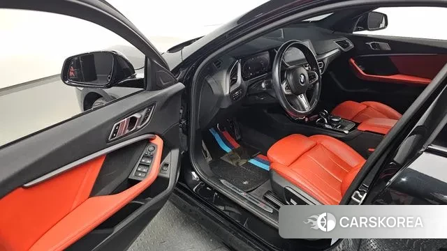 BMW 1 Series (F40) 2021 Черный из Кореи, фото 2