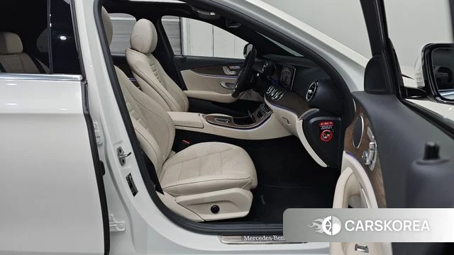 Mercedes-Benz E-Class W213 2022 Белый из Кореи, фото 2