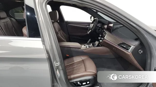 BMW 5 Series (G30) 2020 Серебристо-серый из Кореи, фото 2