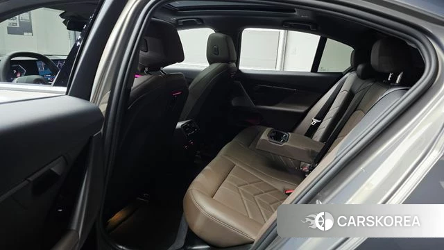 BMW 5 Series (G60) 2025 Серебристо-серый из Кореи, фото 2