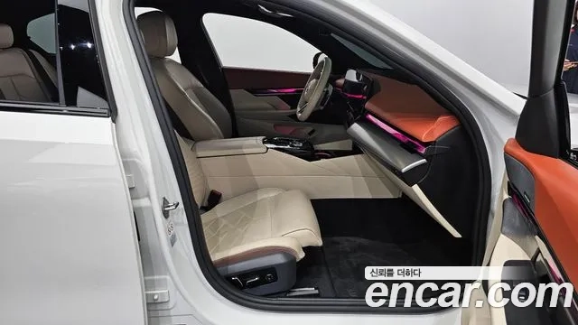 BMW 5 Series (G60) 2023 Белый из Кореи, фото 2