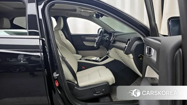 Volvo XC40 2023 Черный из Кореи, фото 2