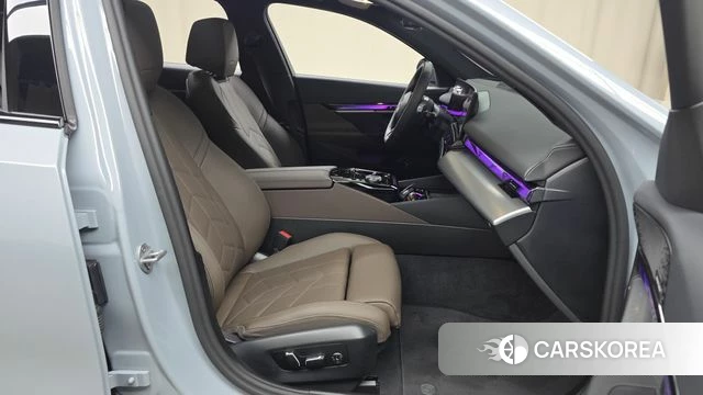BMW 5 Series (G60) 2025 Небесно-голубой из Кореи, фото 2