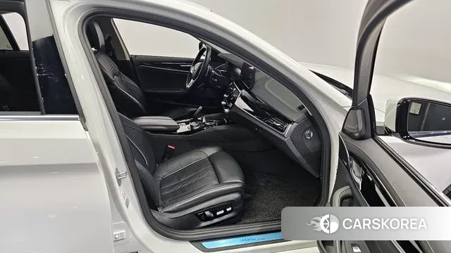 BMW 5 Series (G30) 2020 Белый из Кореи, фото 2