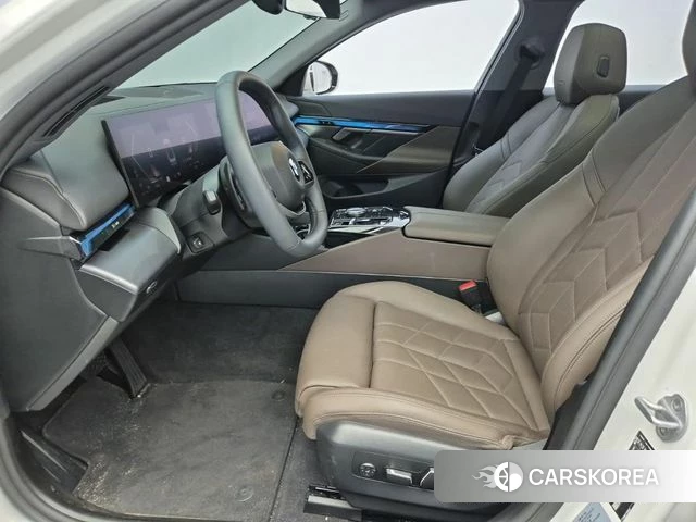 BMW 5 Series (G60) 2025 Белый из Кореи, фото 2