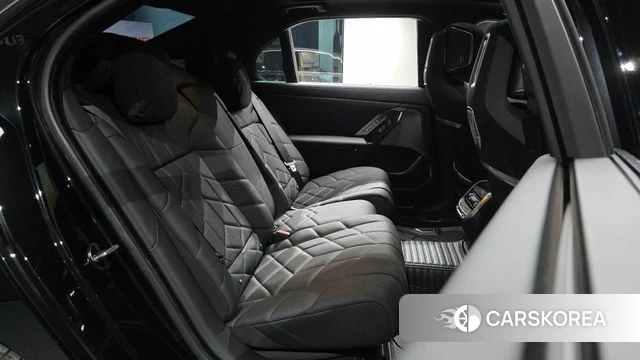 BMW 7 Series (G70) 2024 Черный из Кореи, фото 2