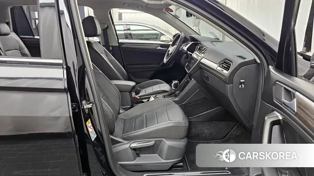 Volkswagen Tiguan Allspace 2024 Черный из Кореи, фото 2