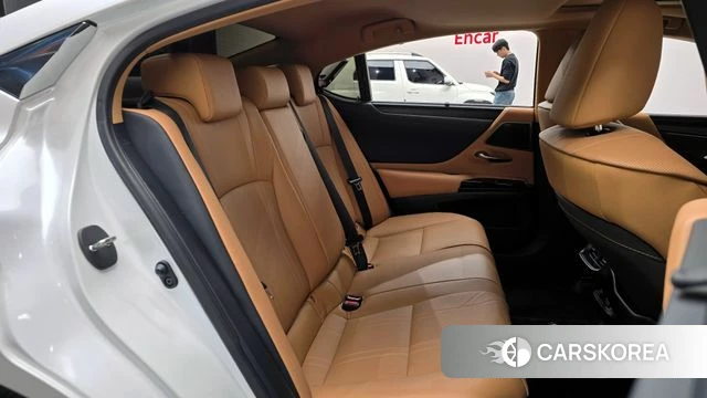 Lexus ES300h 7th generation 2024 Белый из Кореи, фото 2