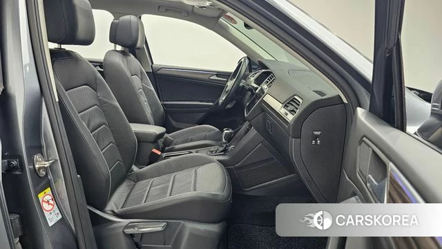 Volkswagen Tiguan Allspace 2023 Серый из Кореи, фото 2