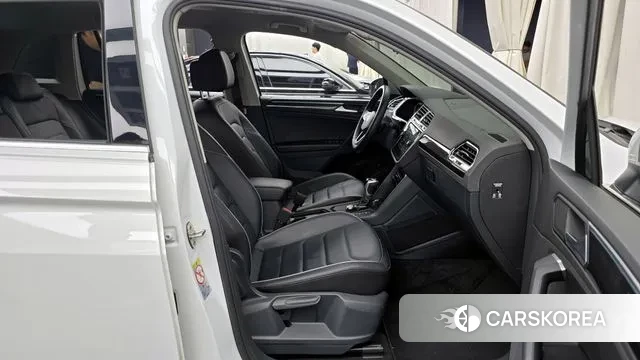 Volkswagen Tiguan second Generation 2022 Белый из Кореи, фото 2