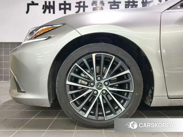 Lexus ES 2024 Серебристо-серый из Китая, фото 2