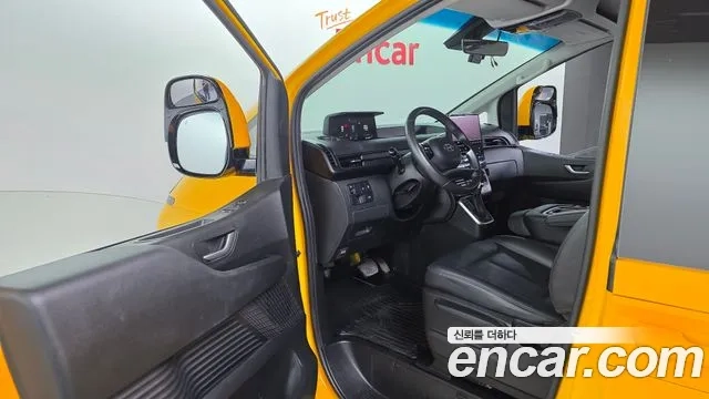 Hyundai Staria 2023 Желтый из Кореи, фото 2