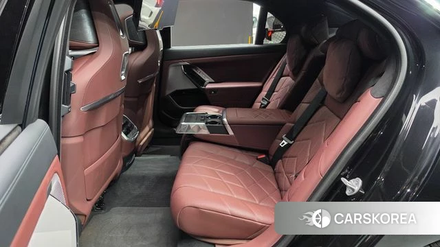 BMW 7 Series (G70) 2023 Черный из Кореи, фото 2