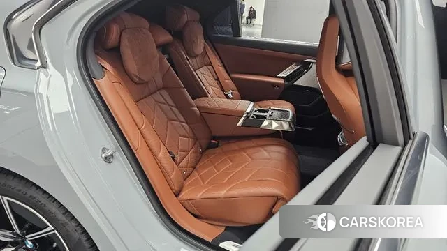 BMW 7 Series (G70) 2024 Светло-серебряный цвет из Кореи, фото 2