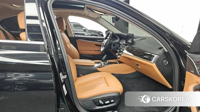 BMW 5 Series (G30) 2022 Черный из Кореи, фото 2