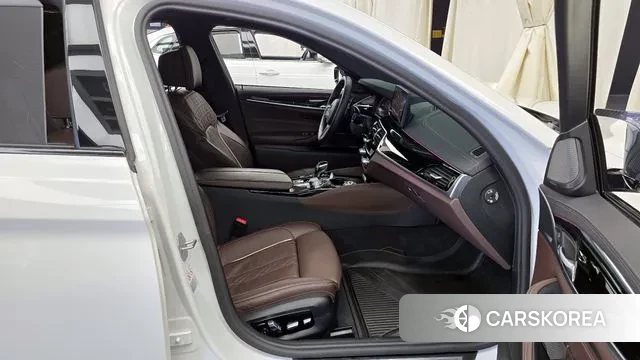 BMW 5 Series (G30) 2023 Белый из Кореи, фото 2