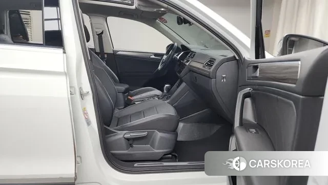 Volkswagen Tiguan Allspace 2022 Белый из Кореи, фото 2