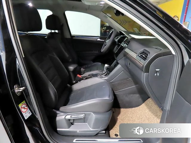 Volkswagen Tiguan Allspace 2023 Черный из Кореи, фото 2