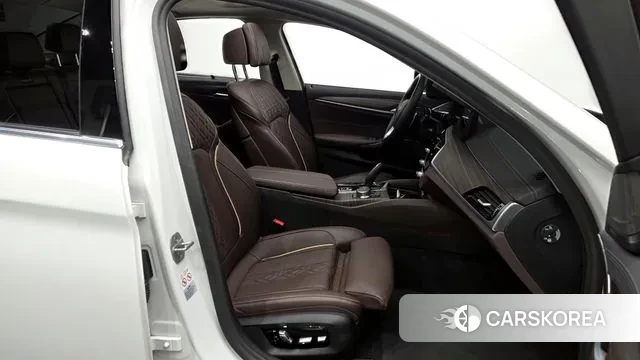 BMW 5 Series (G30) 2022 Белый из Кореи, фото 2