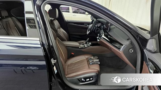 BMW 5 Series (G30) 2022 Черный из Кореи, фото 2