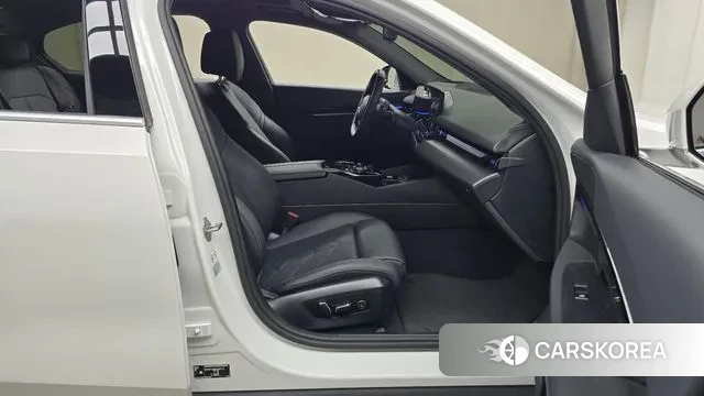 BMW 5 Series (G60) 2024 Белый из Кореи, фото 2