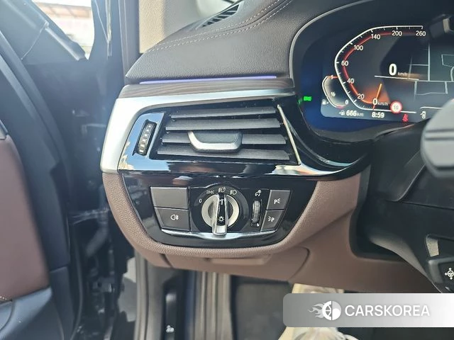 BMW 5 Series (G30) 2023 Черный из Кореи, фото 2