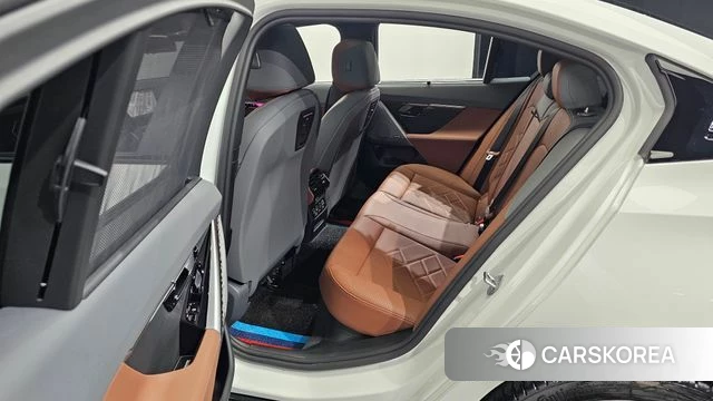 BMW 5 Series (G60) 2025 Белый из Кореи, фото 2