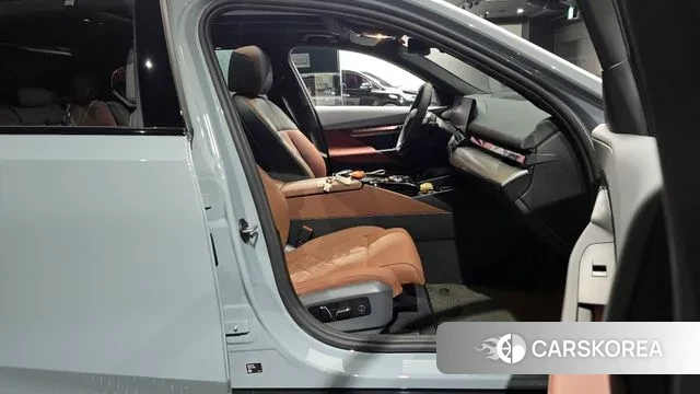 BMW 5 Series (G60) 2025 Светло-серебряный цвет из Кореи, фото 2