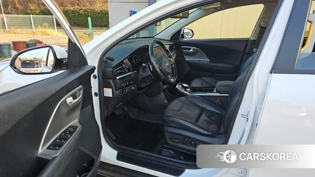 Kia Niro Plus 2023 Белый из Кореи, фото 2