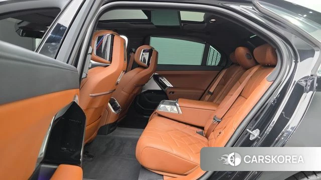 BMW 7 Series (G70) 2025 Черный из Кореи, фото 2