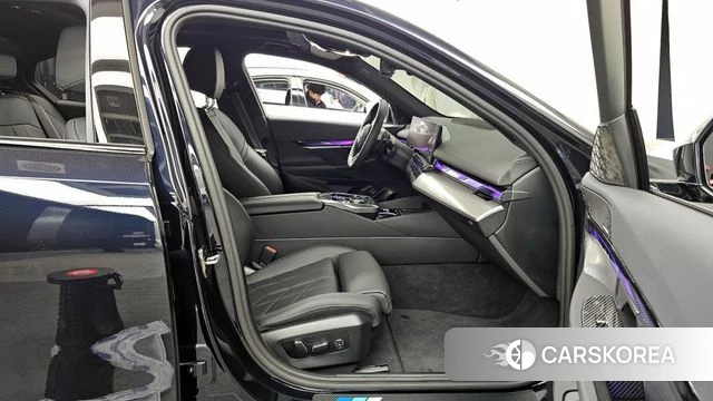 BMW 5 Series (G60) 2024 Черный из Кореи, фото 2