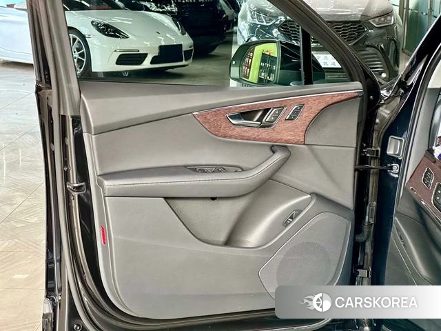 Audi Q7 2024 Черный из Китая, фото 2
