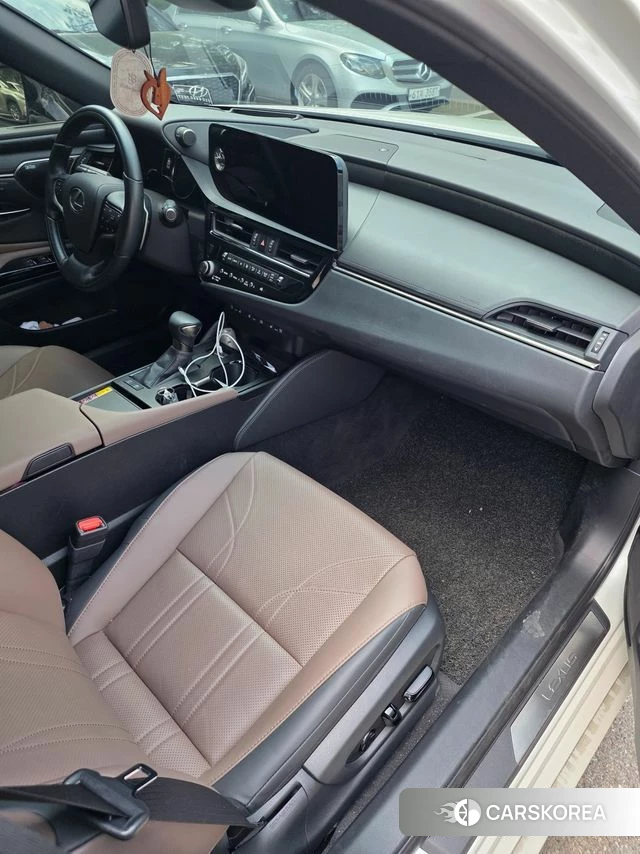 Lexus ES300h 7th generation 2024 Белый из Кореи, фото 2