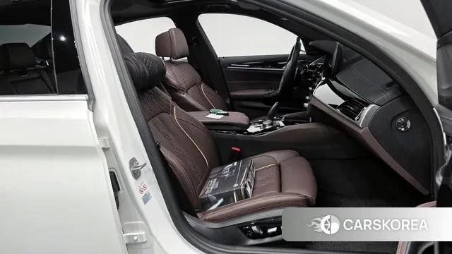 BMW 5 Series (G30) 2023 Белый из Кореи, фото 2