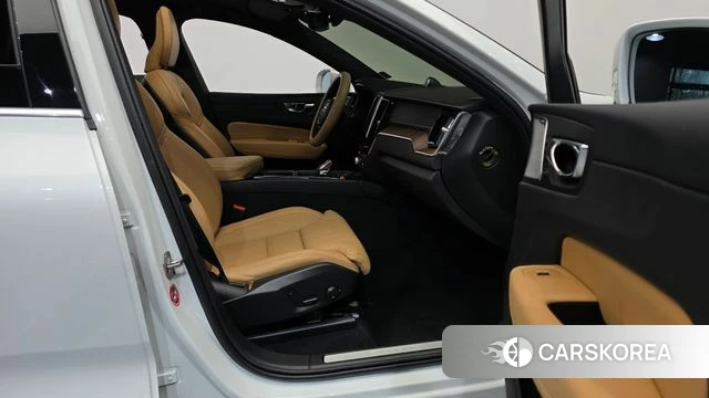 Volvo XC60 second Generation 2021 Белый из Кореи, фото 2