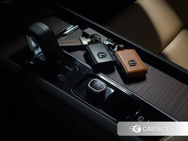 Volvo V60 Cross-Country 2nd Generation 2022 Белый из Кореи, фото 2