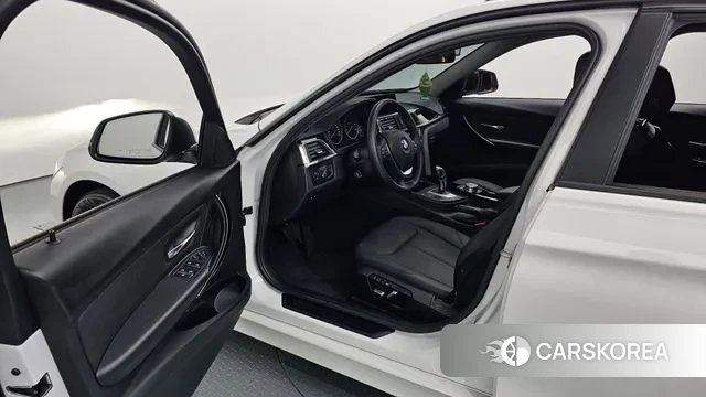 BMW 3 Series (F30) 2018 Белый из Кореи, фото 2