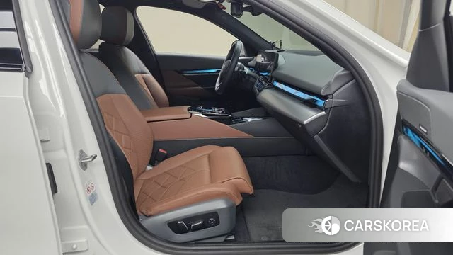BMW 5 Series (G60) 2024 Белый из Кореи, фото 2