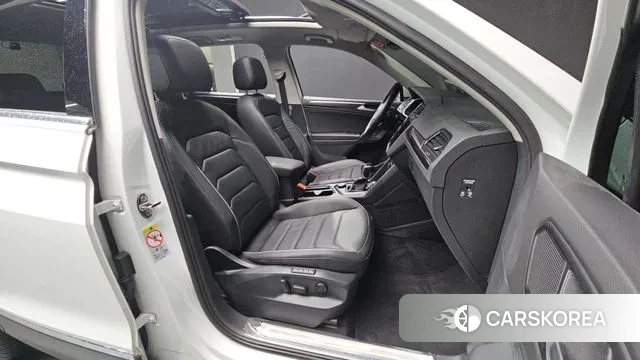 Volkswagen Tiguan Allspace 2023 Белый из Кореи, фото 2