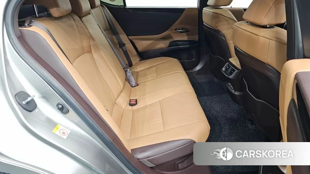 Lexus ES300h 7th generation 2019 Песочный из Кореи, фото 2