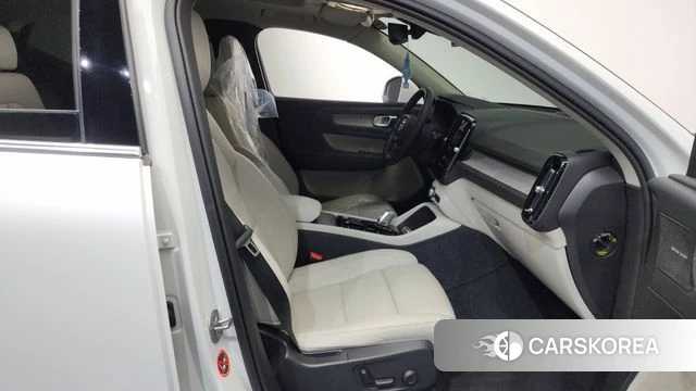 Volvo XC40 2024 Белый из Кореи, фото 2