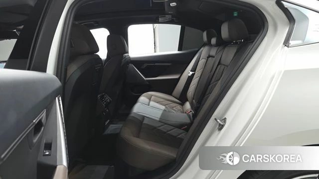 BMW 5 Series (G60) 2024 Белый из Кореи, фото 2