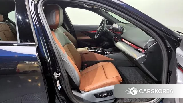 BMW 5 Series (G60) 2023 Синий из Кореи, фото 2