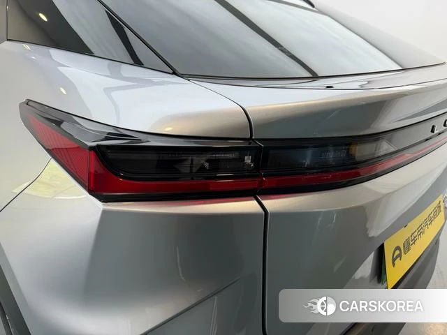 Lexus RZ 2023 Серебристо-серый из Китая, фото 2