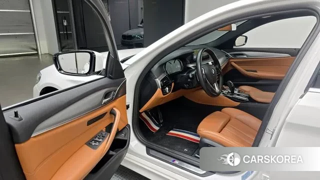 BMW 5 Series (G30) 2018 Белый из Кореи, фото 2