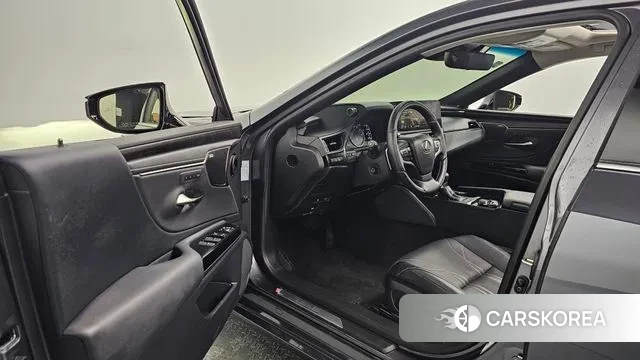 Lexus ES300h 7th generation 2024 Серый из Кореи, фото 2