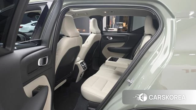 Volvo XC40 2023 Зеленый из Кореи, фото 2