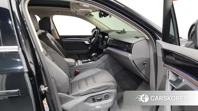 Volkswagen Touareg 3rd generation 2023 Черный из Кореи, фото 2